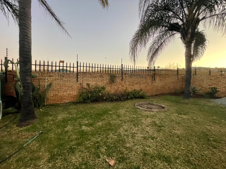 To Let  Bedroom Property for Rent in Cashan North West